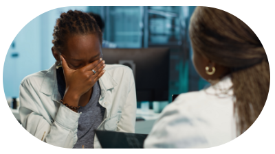 Deux femmes qui se prennent dans les bras