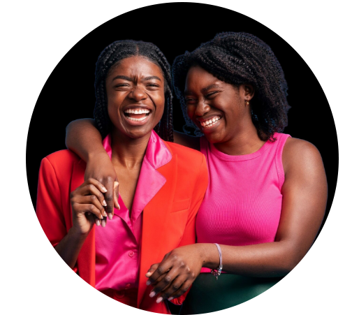 Deux femmes qui rient ensemble